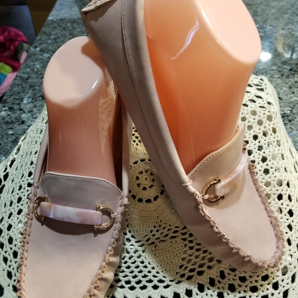 EUC Pale pink size 9 loafer